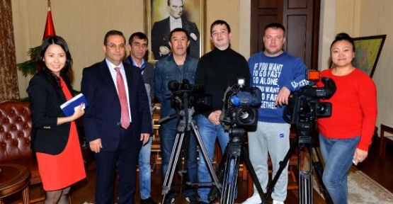 Kazak televizyoncularla röportaj