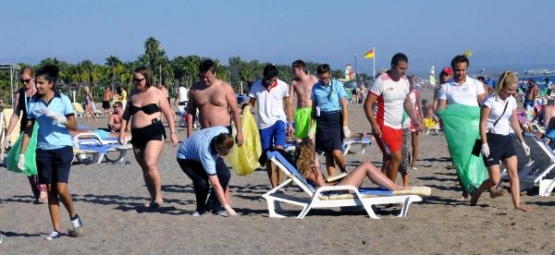 Otel çalışanları ve turistlerden plaj temizliği