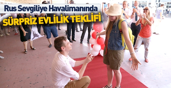 Rus sevgiliye havalimanında sürpriz evlenme teklifi