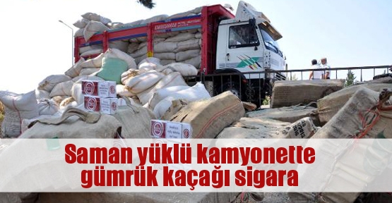 Saman yüklü kamyonette gümrük kaçağı sigara Saman yüklü kamyonette gümrük kaçağı sigara
