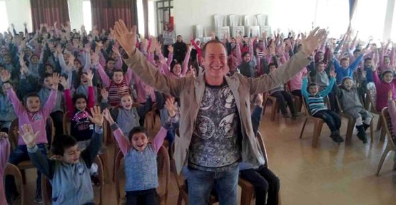 Sümer Ezgü öğrencilerle buluştu