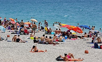 Antalya'da sahiller dolu