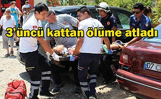 Genç kız, otomobilin üzerine düşünce...