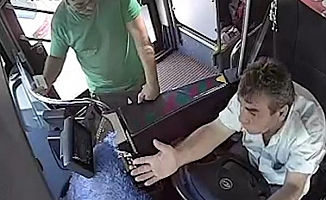 Hareket halindeki otobüste yolcu-şoför kavgası