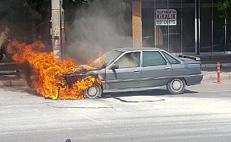 Otomobilleri gözleri önünde yandı