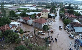 Elmalı sel suları altında kaldı, üretici perişan oldu