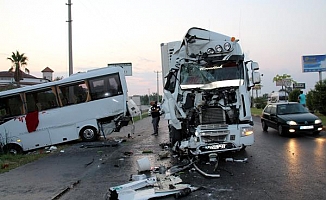 Serik'te zincirleme kaza: 12'si Rus turist, 15 kişi yaralandı