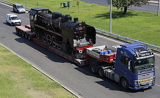 Tarihi lokomotif, demir yolu ağı olmayan Antalya'ya TIR'la getirildi