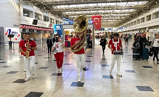 Havalimanında Cumhuriyet coşkusu