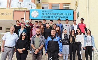 Antalya polisinden işitme engelli öğrencilere fotoğrafçılık eğitimi