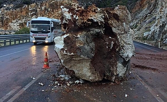 Demre- Kaş karayoluna kaya düştü