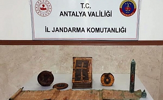 1400 yıllık deri kitapları satmak isterken yakalandılar