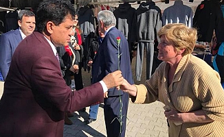 Başkan Gül'den kadınlara karanfil