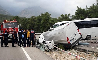 Antalya'da trafik kazası: 1 ölü, 17 yaralı 