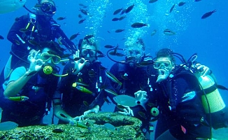 Turistler, Antalya'nın sualtı zenginliklerini keşfediyor