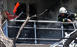 Yangında ev küle döndü, Türk bayrağı zarar görmedi