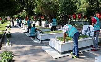 Yükümlüler şehitliği temizledi