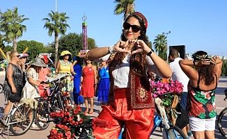 Antalya'da 'Süslü Kadınlar Bisiklet Turu'