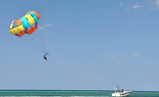 Deniz paraşütüyle 20 metreden düşen 2 turistin sağlık durumu ağır