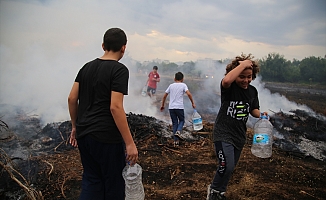 Sosyal medyadan canlı izledikleri yangına bidonlarla koştular