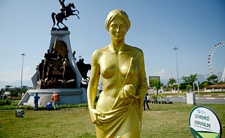 Altın renkli heykeller kenti süslüyor