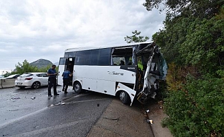 Antalya'da iki midibüs çarpıştı: 3 yaralı