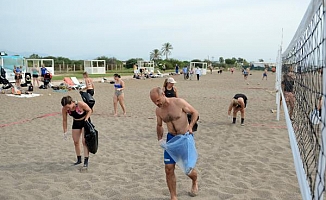 Finlandiyalı voleybolcular, sahilde temizlik yaptı