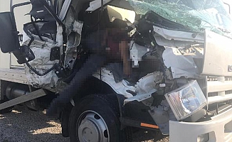 İki kamyonet çarpıştı: 1 ölü, 4 yaralı
