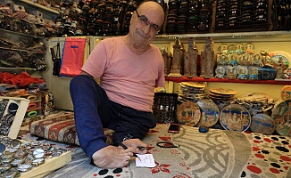 Kollarının eksikliğini ayaklarıyla giderdi