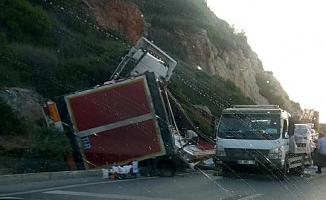 Kontrolden çıkan TIR kayalıklara çarptı