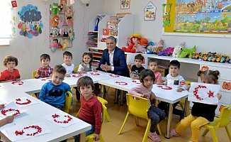 Başkan Uysal, küçük öğrencilerle