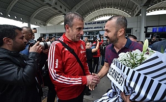 Beşiktaş kafilesi çiçeklerle karşılandı