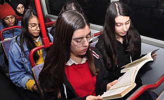 Farkındalık için otobüste kitap okudular