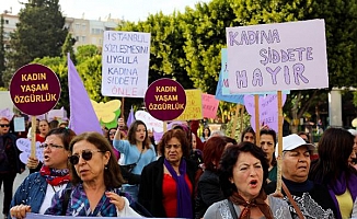 Kadınlar şiddete karşı yürüdü