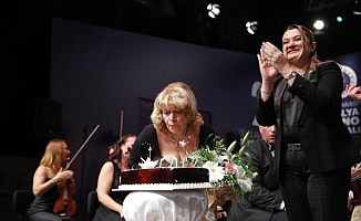 Piyanist İdil Biret'e sahnede doğum günü sürprizi