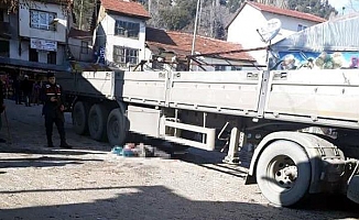 Anne ve babası için lokum dağıtırken TIR'ın çarpmasıyla öldü