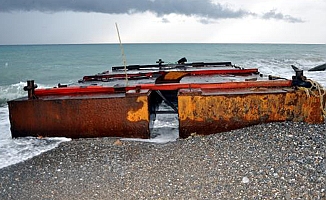 Dev dalgalar, tonlarca ağırlıktaki platformu sahile vurdurdu