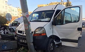 Engelli öğrencileri taşıyan minibüs kaza yaptı