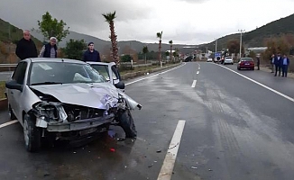 Otomobil palmiye ağacına çarptı Nevi bebek öldü, ailesi yaralandı