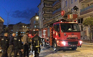 Balkonda yakılan mangal itfaiyeyi alarma geçirdi