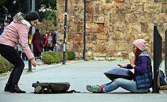 İran’lı Sahra Antalya sokaklarında harçlığını topluyor