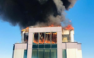 İş merkezinin çatı katında yangın