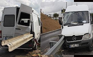 Çelik bariyer minibüse ok gibi saplandı