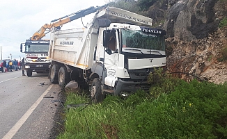 Hafriyat kamyonu yol kenarına uçtu: 1 yaralı