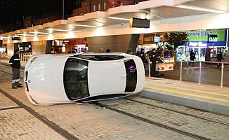 Kontrolden çıkan otomobil, tramvay durağına daldı