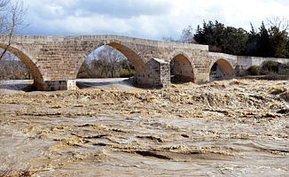 Serik'te ırmak taştı, işletmeler ve tarım arazilerini su bastı