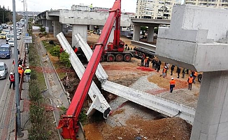 Vincin kolu kırıldı; beton bloklar kamyonun üzerine düştü