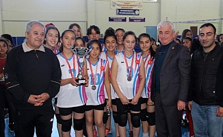 Voleybolda dereceye girenler ödüllendirildi