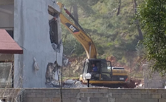 Adrasan'da kaçak yapılar yıkılıyor