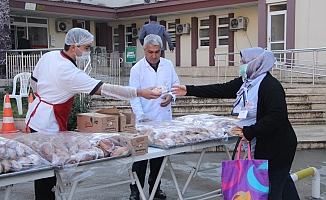 AK Parti'li Çokal’dan sağlık çalışanlarına kahvaltı ikramı